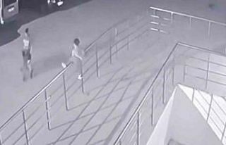 Tırmandığı demir korkuluklardan düşen çocuk...