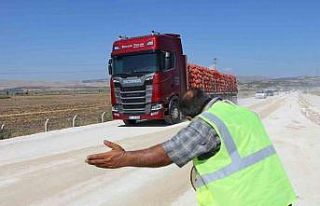 Tozlu yolda mutluluk saçıyor, kimse korna çalmadan...