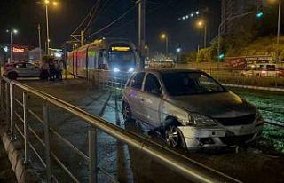 Tramvay yoluna giren alkollü sürücü önce kaçtı...