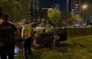 Tramvay yoluna uçan otomobil hurdaya döndü: 1 ölü,...