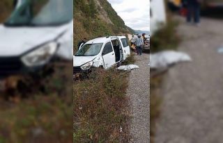 Türkeli’de otomobil istinat duvarına çarptı:...