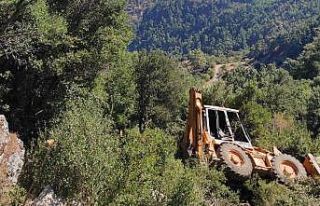 Uçurumdan yuvarlanan kepçenin operatörü yaşamını...