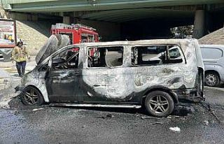 Üsküdar’da seyir halindeki panelvan tipi araç...