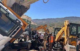 Üzerine kamyon devrilen otomobilin sürücüsü hayatını...