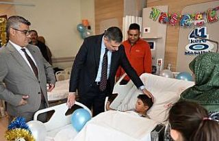Vali Çiftçi sünnet olan çocuklara hastanede ziyaret...