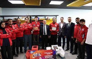 Vali Hatipoğlu, başarılı gençlerle bir araya...