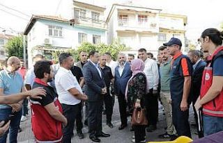 Vali Işın deprem sonrası Simav’da vatandaşlarla...