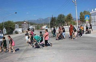 Veliler üst geçit için toplanıp çağrı yaptı