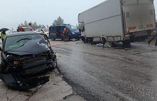 Yağış kazayı beraberinde getirdi: Karavan otomobille...