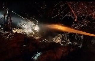 Yanan samanlık geceyi aydınlattı