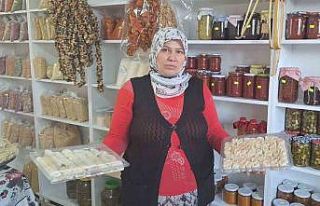 Yaptığı yöresel lezzetlerle hem evini geçindiriyor...