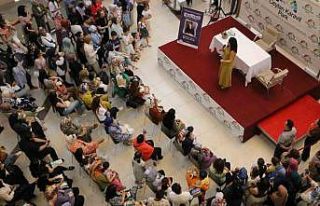 Yazar Dilek Cesur, Diyarbakır’da hayranlarıyla...