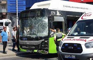 Yolcu otobüsü ile kamyonet çarpıştı: 1’i çocuk...