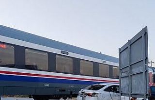 Yolcu treni otomobile çarptı: 1 yaralı