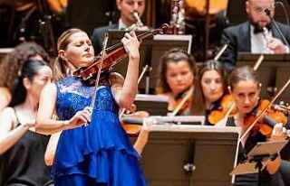 175 yıllık kemanla büyüleyen performans