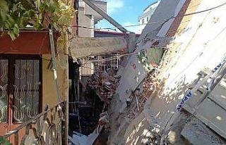 4 kişiye mezar olan binanın yanındaki apartman...