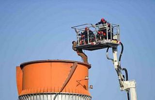 70 metrelik bacada mahsur kalan 2 işçi 4 saatlik...