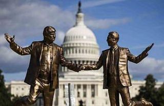 ABD’de Trump ve Epstein’ın el ele tasvir edildiği...