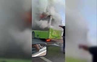 Adana’da belediye otobüsü alev alev yandı