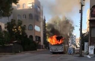 Adana’da park halindeki halk otobüsü yandı