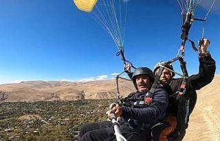 Adilcevaz semalarında yamaç paraşütü heyecanı