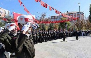 Ağrı’da 29 Ekim Cumhuriyet Bayramı çelenk sunma...