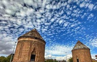 Ahlat’ta bulutlar ve tarihi kümbetler görsel şölen...