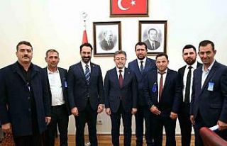 AK Parti’li Arınç, muhtarları Bakan Yumaklı...