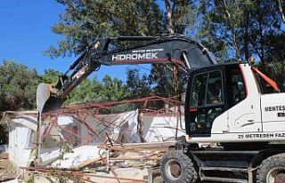 Akbük’te kaçak yapılara kepçe vuruldu