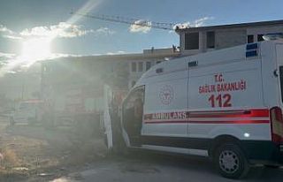 Alacaklarını alamayan işçiler çatıya çıktı