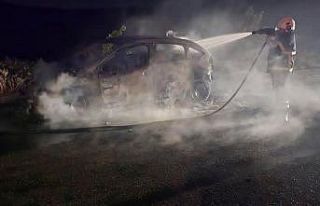 Alev topuna dönen otomobil kullanılamaz hale geldi