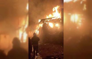 Alevlere teslim olan 3 ev küle döndü