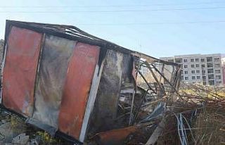 Alevlerin arasına dalan operatör, konteyneri uçurumdan...