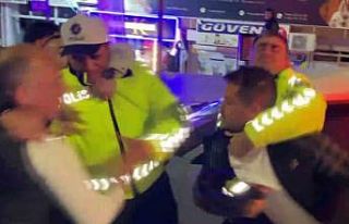 Alkollü sürücü ve yakınları polise yumrukla...