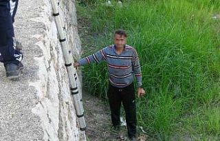 Alkolün etkisiyle su kanalına düştü, köpeğinin...