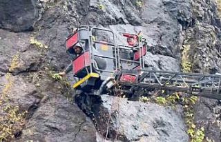 Amasra’da kayalardan sarkan kablolar paniğe neden...