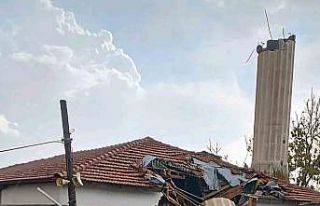 Ankara’da fırtına nedeniyle minare yıkıldı