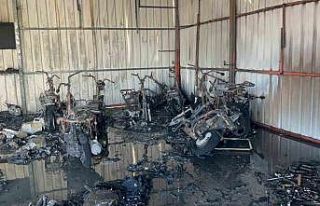 Antalya’da motosiklet servisinde çıkan yangında...