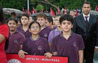 Antalyalılar 29 Ekim coşkusunu sağanak yağmur...