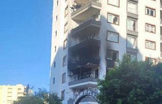 Apartman dairesi çıkan yangında kullanılamaz hale...
