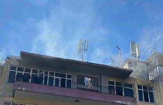 Apartmanda çıkan yangında balkonda mahsur kalan...