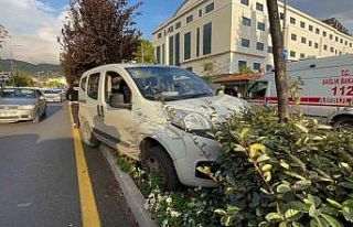 Araç refüje çıktı: 1 yaralı