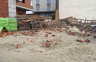 Arnavutköy’de şiddetli rüzgar inşaat halindeki...