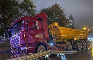 Ataşehir’de kayganlaşan yolda kontrolden çıkan...