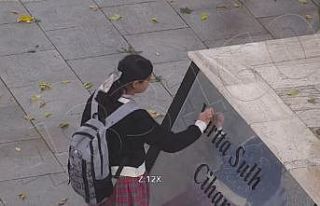 Atatürk büstünü temizleyen minik Asmin