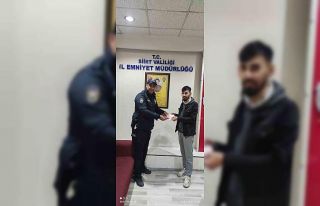 ATM’de bulduğu 6 bin 350 ve kartı sahibine teslim...