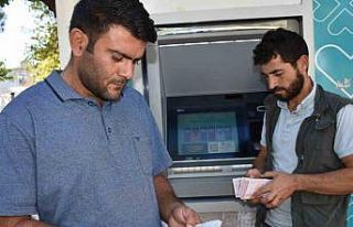 ATM’de buldukları paranın sahibini arıyorlar