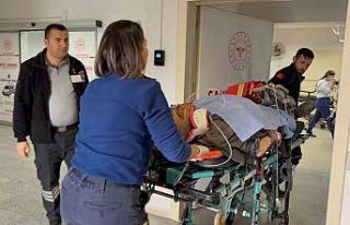 Aydınlatma direğine çarpan otomobil hurdaya döndü:...