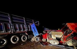 Babaeski’de tır ile traktör çarpıştı, yol...