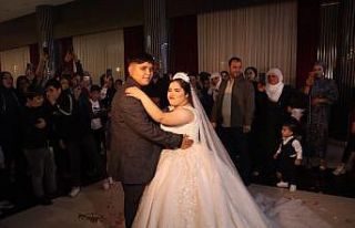 Babası vasiyet etti, down sendromlu gencin gelinlik...